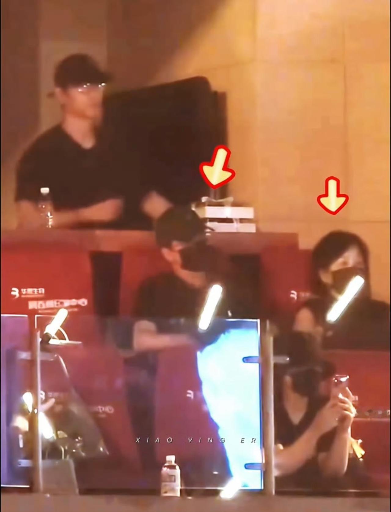 甜度超标！肖战和老爸戴上可爱亲子帽看演唱会肖战和爸爸看演唱会戴的是亲子帽