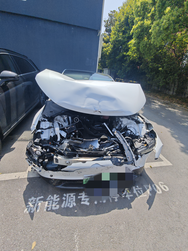 虽然下一台没买小鹏，但是夸还是要夸的！事故描述：事发今年3月一个雨大不大小不小