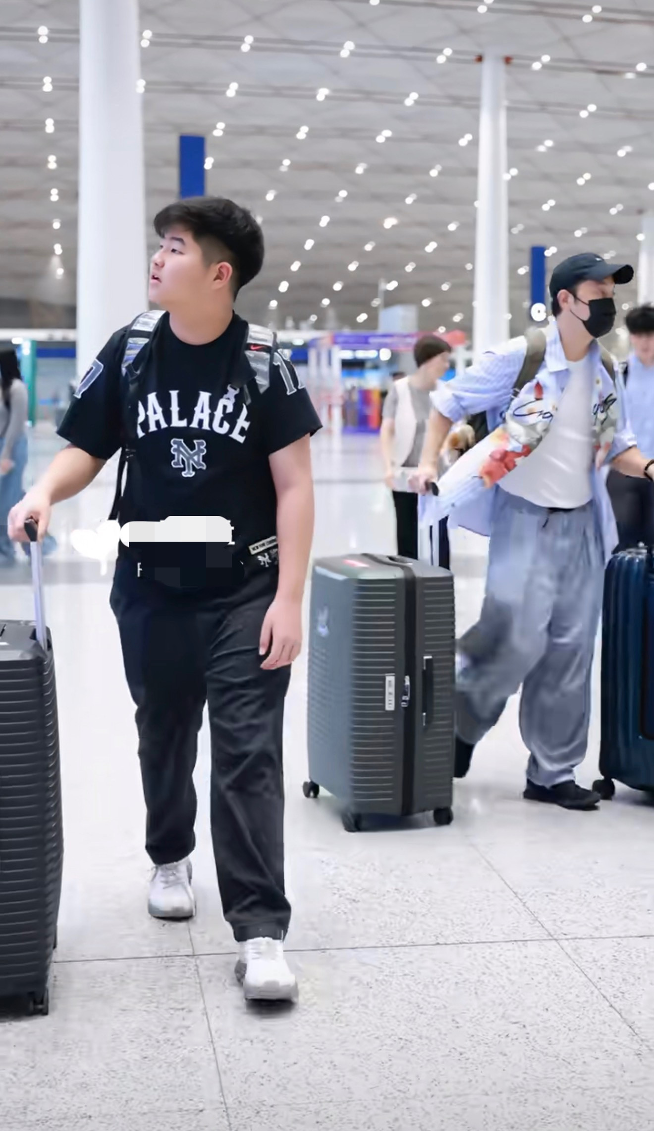 沙溢夫妇送儿子去英国读书，现身机场赶早班机，12岁小鱼儿已经180，安吉变化好大面对镜头很腼腆。9月