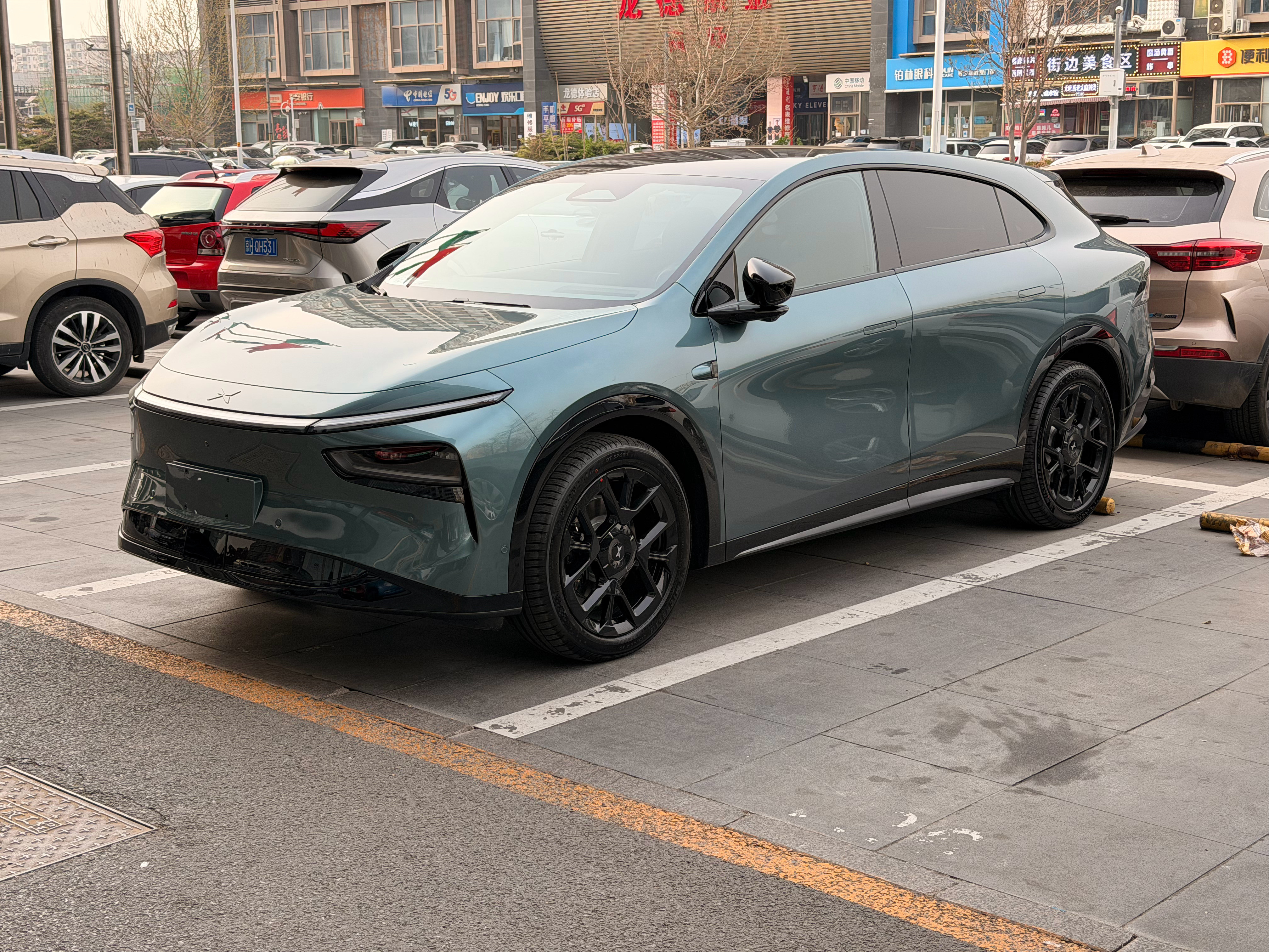 路过看到一台墨绿色小鹏G7这颜色还真不错挺酷，挺带感
