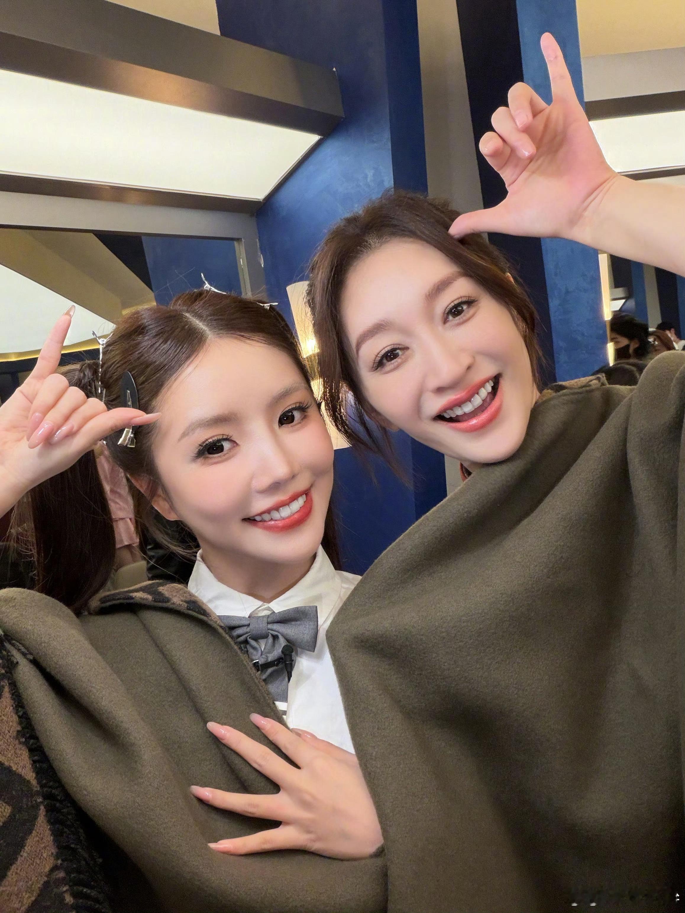 《乘风2026》的直播镜头下，50岁的李小冉站在那儿，简直就是一颗行走的大珍珠，