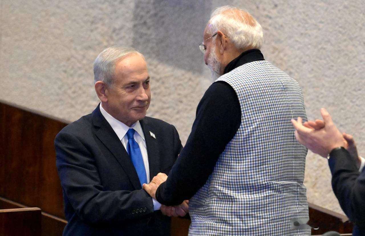 印度总理莫迪高调访问以色列，受到以色列总理内塔尼亚胡的热情接待，内塔尼亚胡亲自上