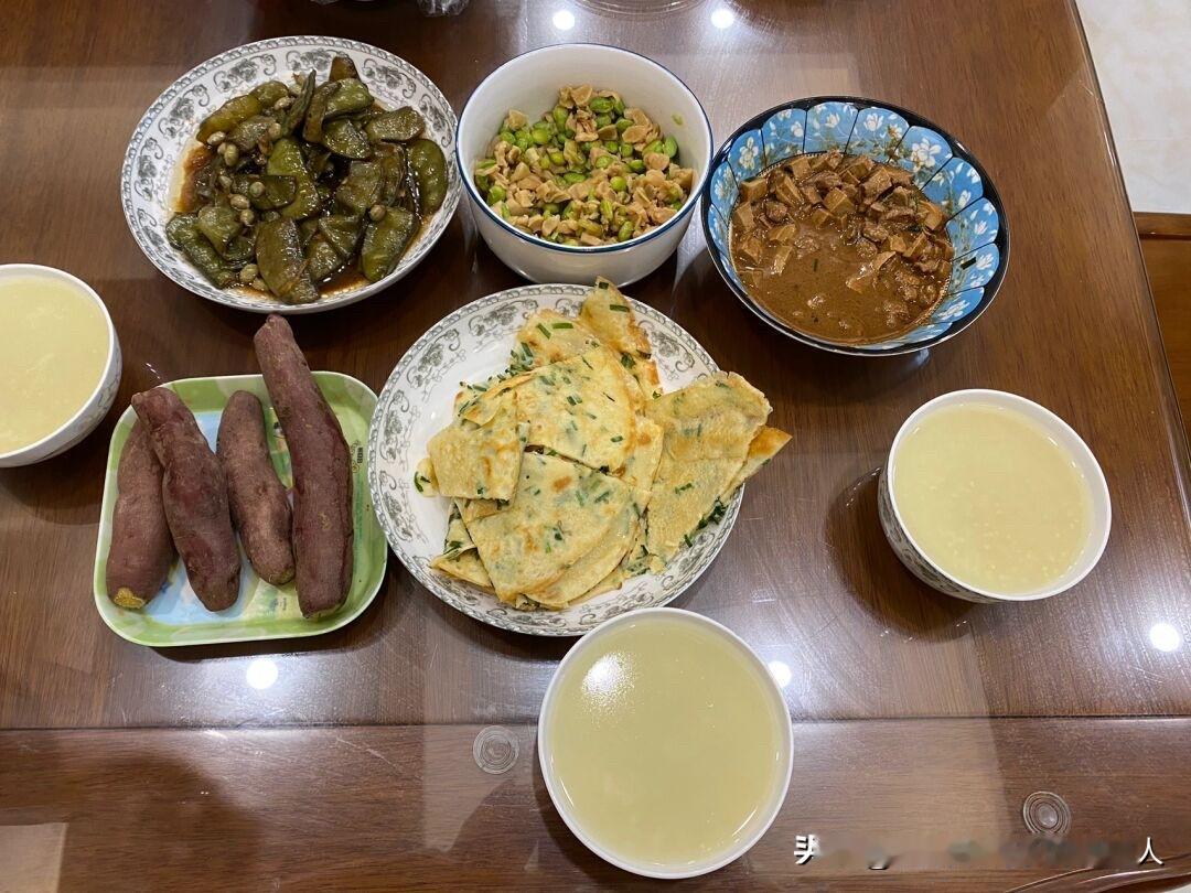 我真是服了我老伴了，都退休了，还每天天不亮起来做早饭。又是杂粮营养粥又是金黄