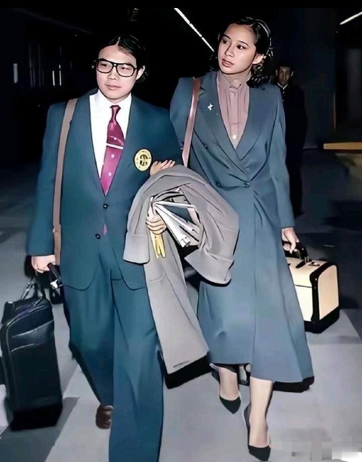这是1979年新婚不久的朱玲玲和霍震霆，在红磡火车站留下的一张老照片。当时，朱玲