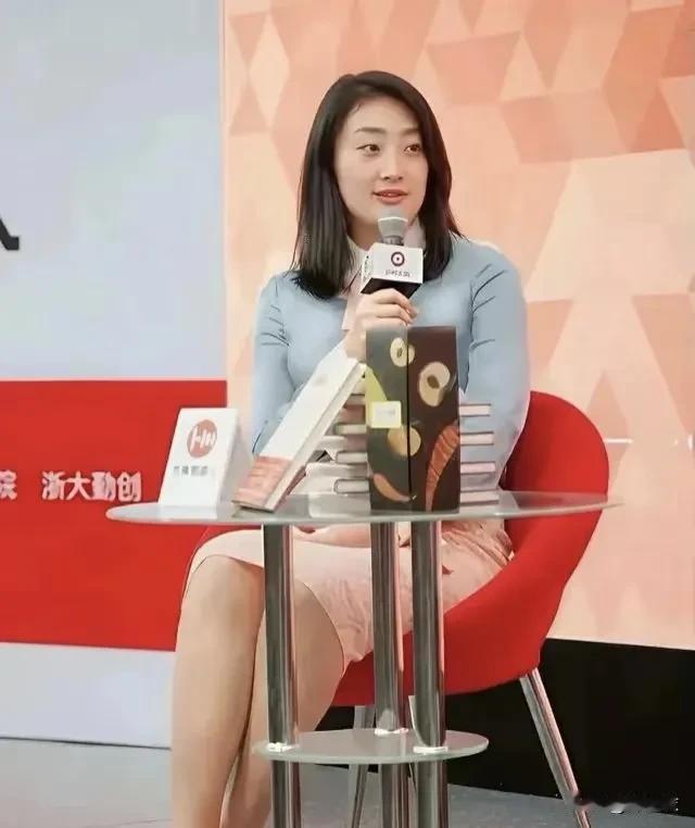 有网友说，我希望宗馥莉赢的原因，是因为我觉得她是一位特别优秀的女性，与她是不是原