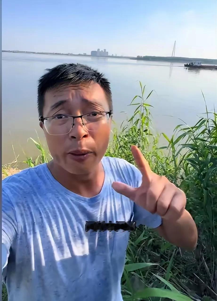 武汉。环保博主用无人机拍下船只往江里倾倒黑泥的视频，多部门迅速叫停作业，查明是