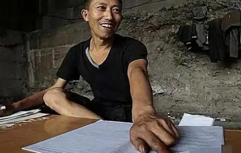 2004年，一个普通建筑工人突然迷上了一串串开奖号码。谁也没想到，这份兴趣后来越