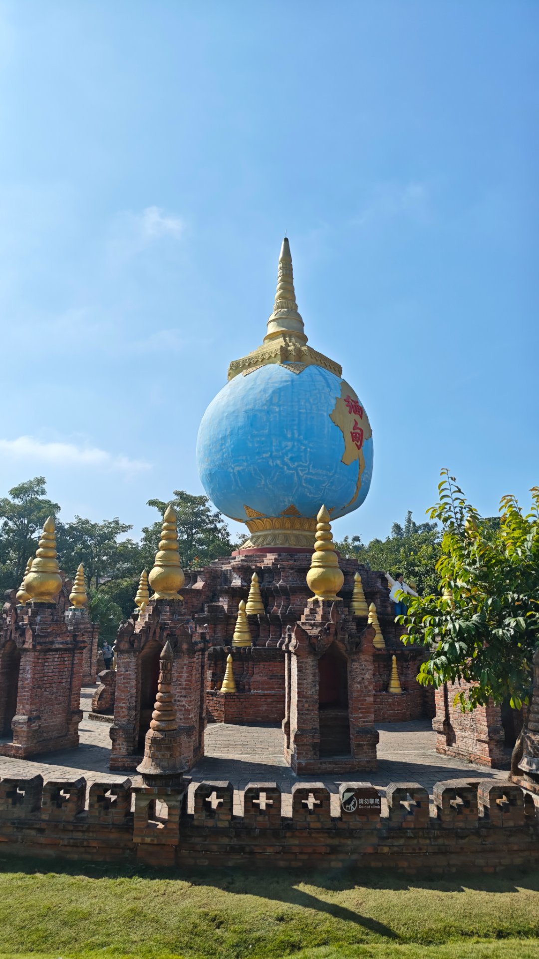 瑞丽的一寨两国景区，是我目前到过的最土的景区，土得掉渣，土得我眼泪都笑出来，这么