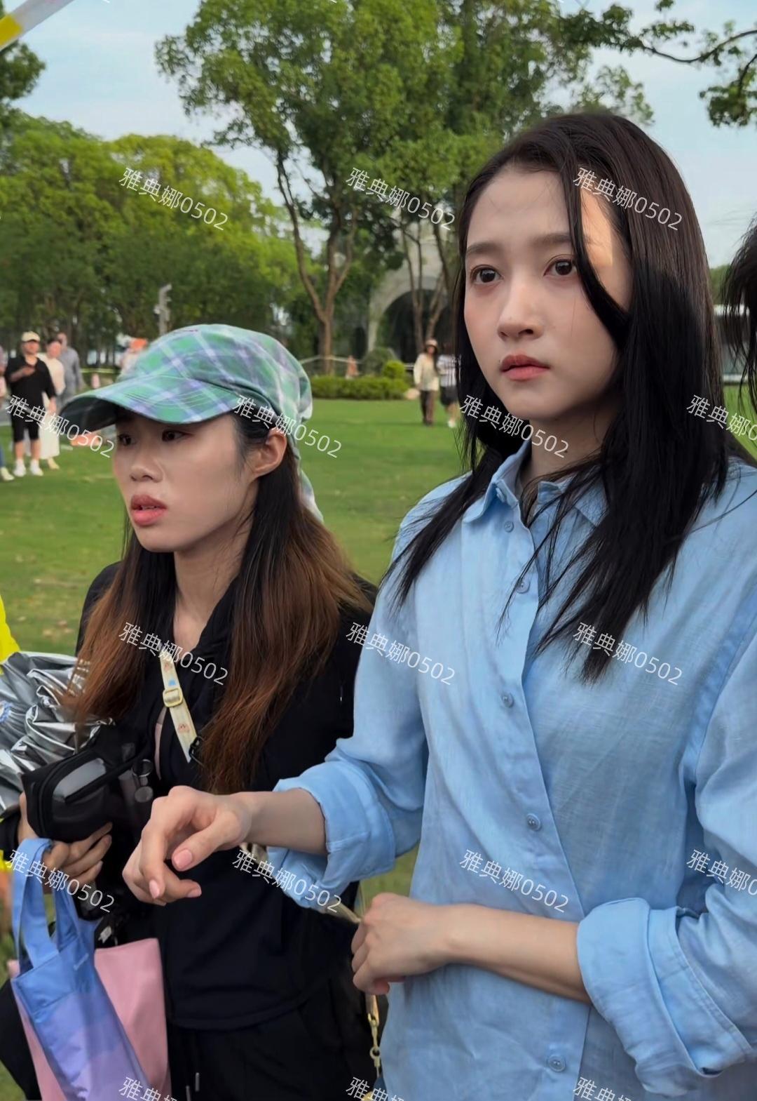 关晓彤无锡拍戏被热懵了，她才20多岁但皮肤很松很垂黑眼圈非常重。