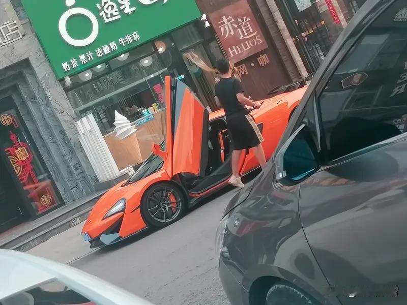 好多年前，去一个富二代家中做客，他穿着一件旧体恤，上面还有一个洞…也许是看出