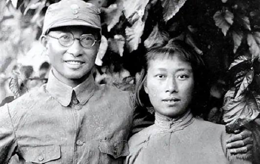 1961年，开国大将陈赓临终前对妻子低语：“有两件事，我怕你承受不起。”他没说家