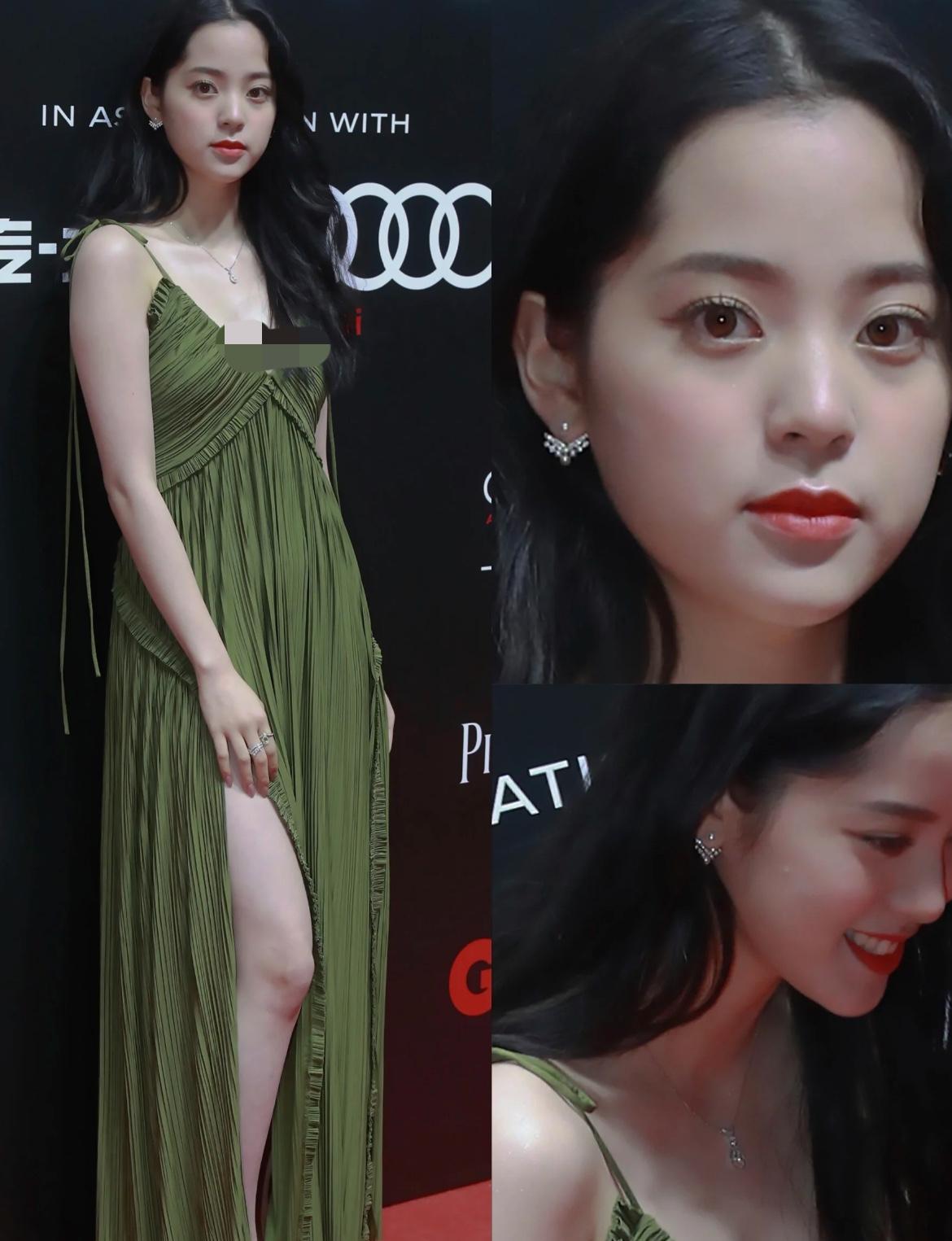 欧阳娜娜不知不觉变得那么有女人味了。脸完美身材完美发际线完美衣品完美。