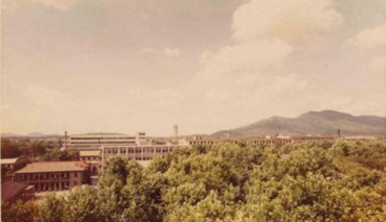 1956年毛主席视察南京无线电厂，将写有“毛”字的工件误认成赠送自己的特别礼物