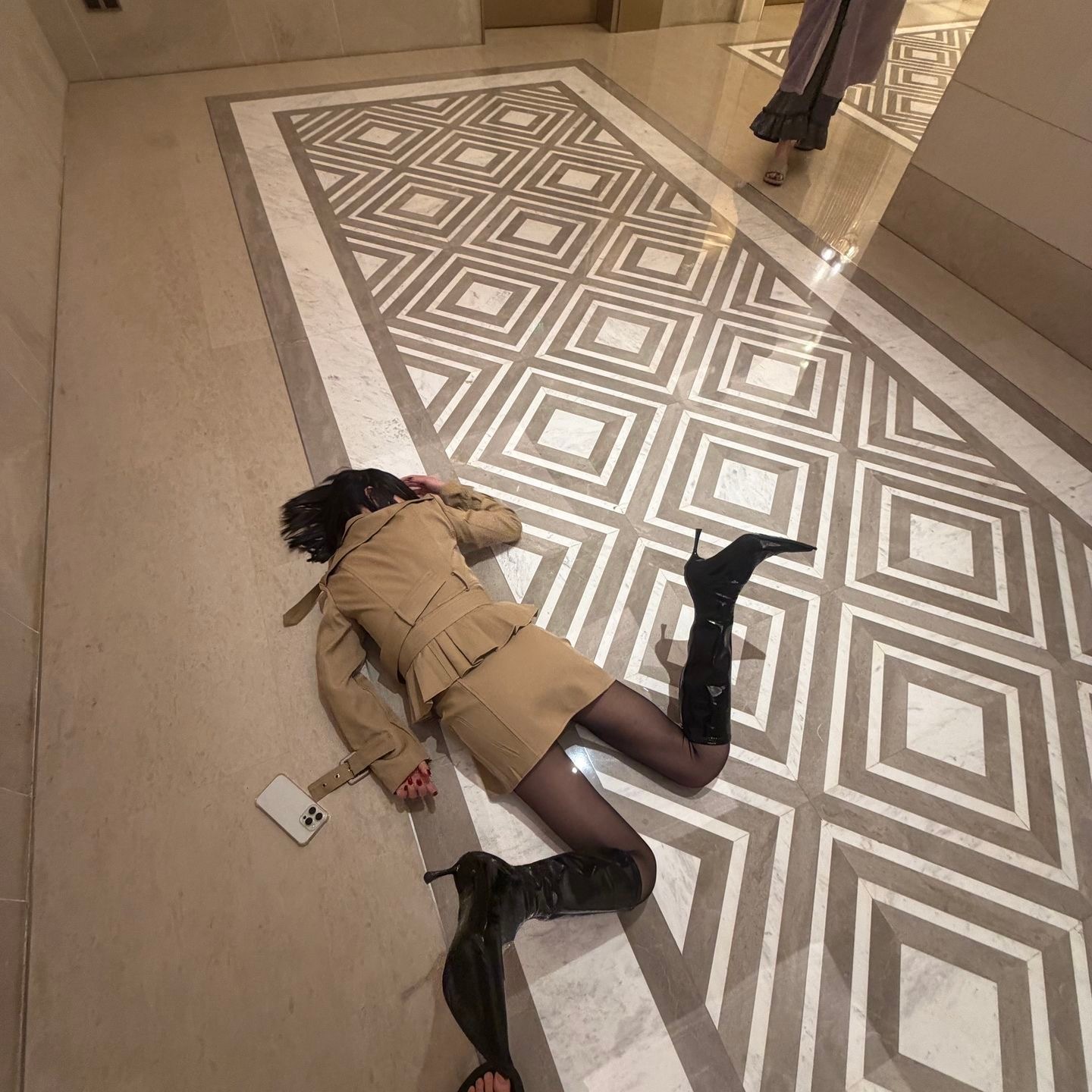 没喝醉只是在擦地而已