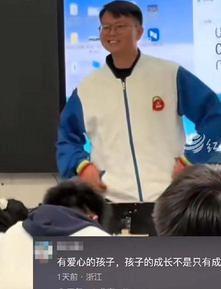 太暖心了！近日，贵州凤冈一老师在教室批改作业冻得发抖，一后排男生走上前为老师披上