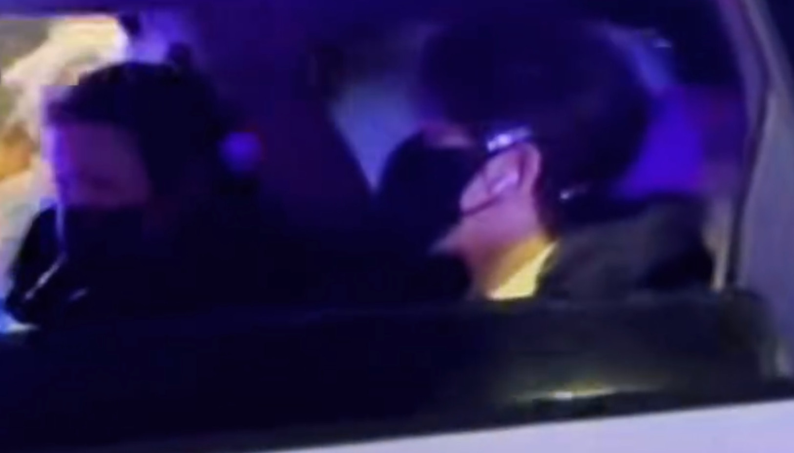 车窗摇下来的时候真的绷不住了邓为看到这么多粉丝过来支持他，主动把车窗打开了，向钻