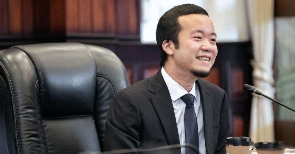 陈志：从商界精英到全球诈骗嫌疑人的双面人生陈志，出生于中国福建，后定居柬埔寨并