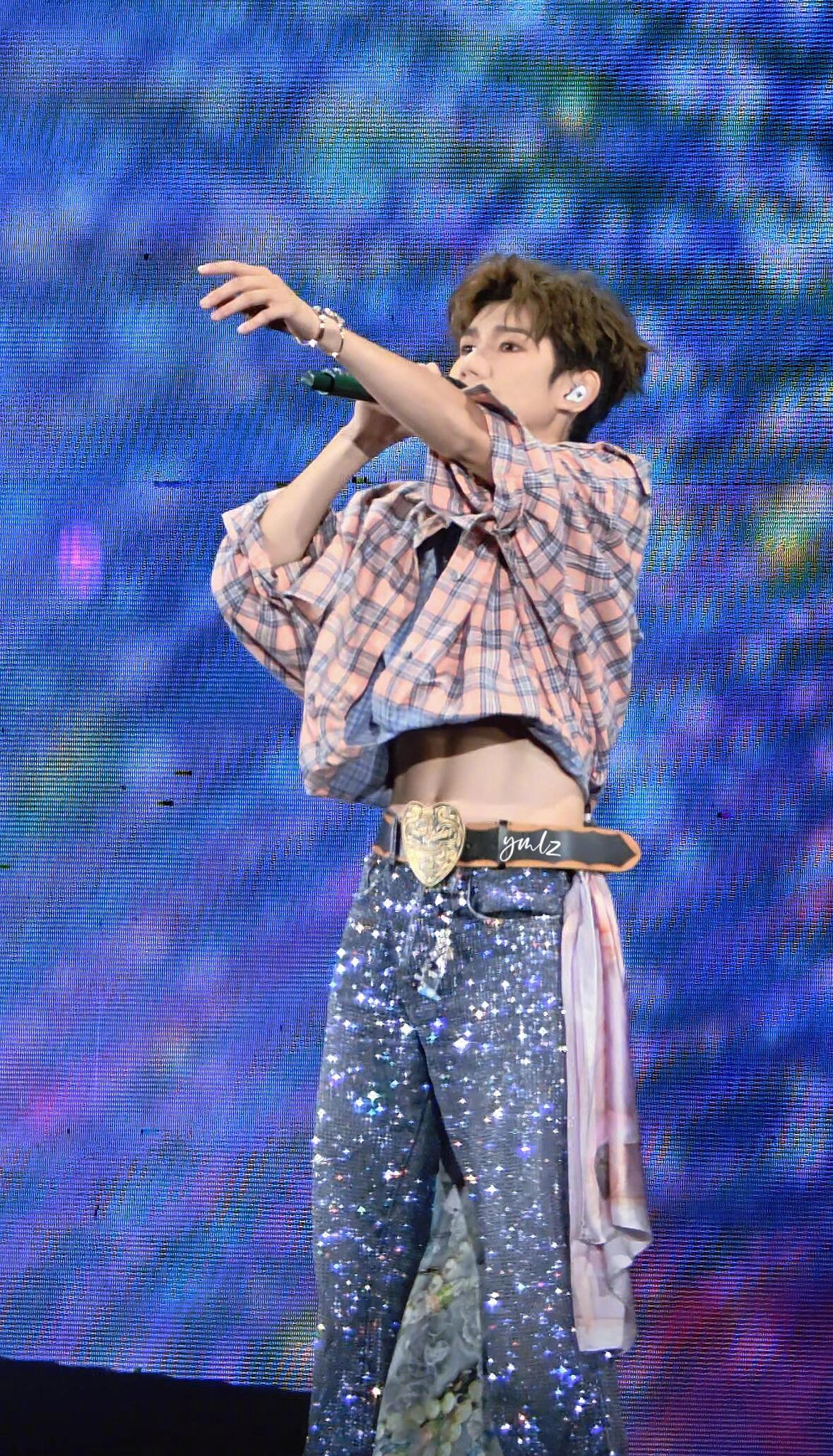 王源薄肌王源薄肌的刚刚好王源的身材真的是绝了！薄肌线条太迷人了，宽肩细腰简直是