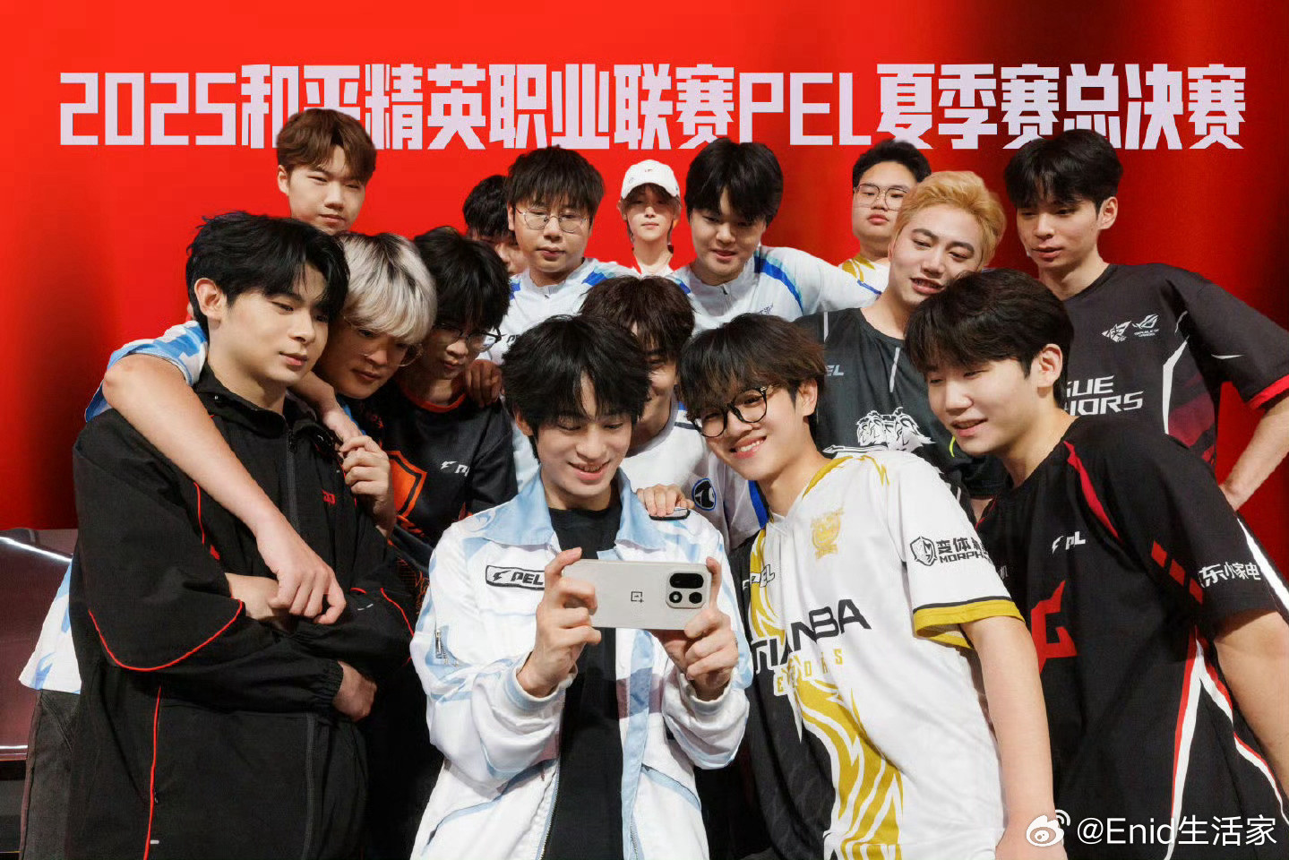 一加15真机曝光，设计风格延续一加13T一加15的真机照亮相2025