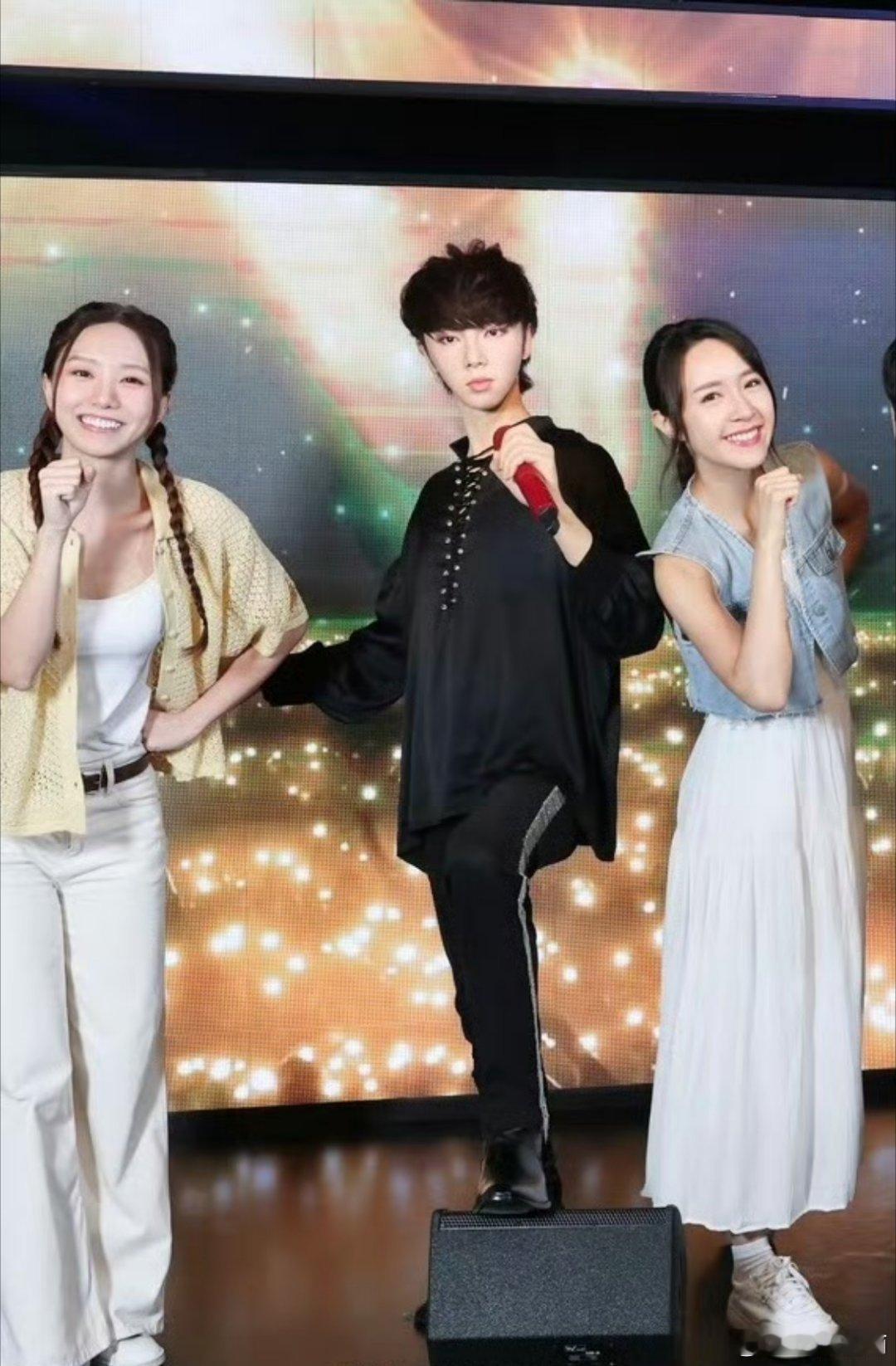 这是华晨宇的蜡像吗感觉比他本人好看多了