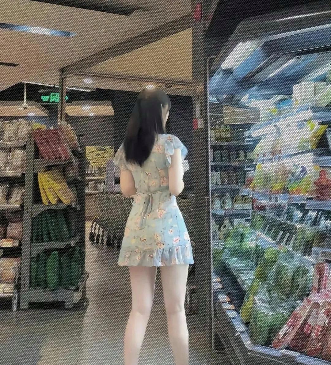 这是我见过的皮肤最白的女生了，全身上下皮肤都是很白嫩白嫩的，这样肤色的女生真的不