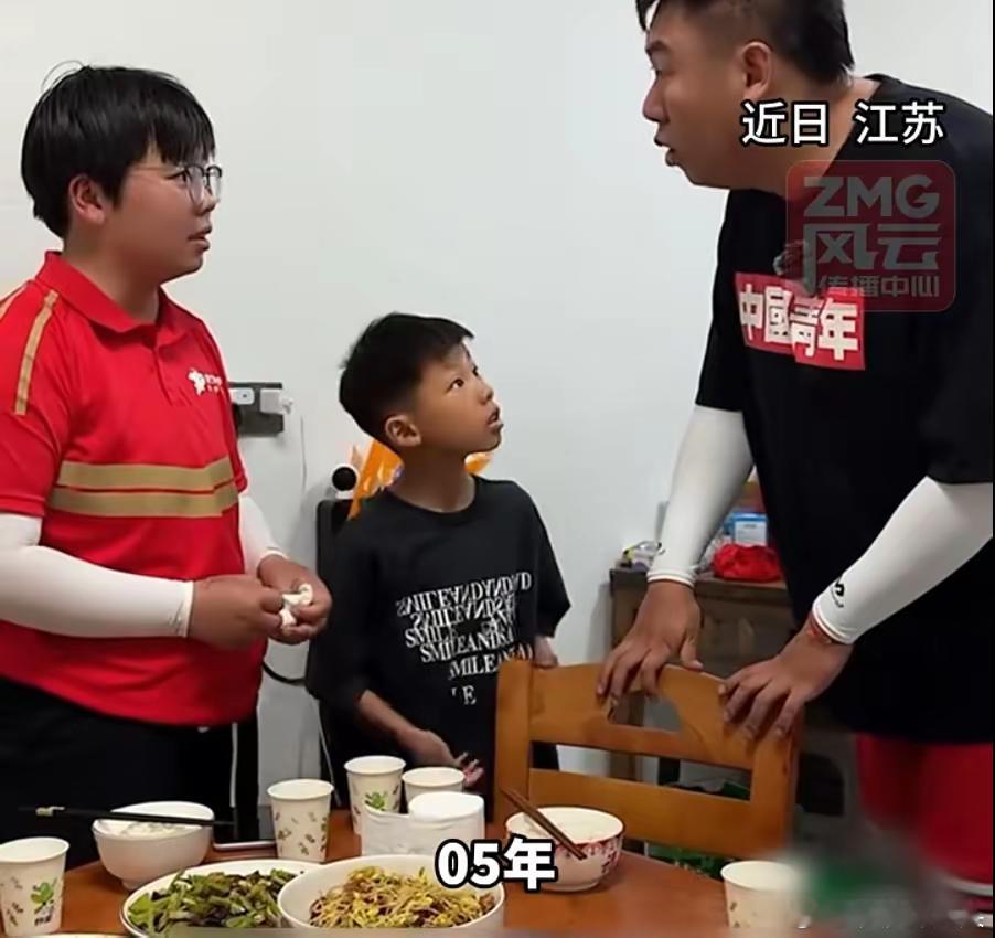 近日，有媒体报道，江苏沭阳一名05年出生的女孩陈姑娘（化名）因家庭变故，独自承担