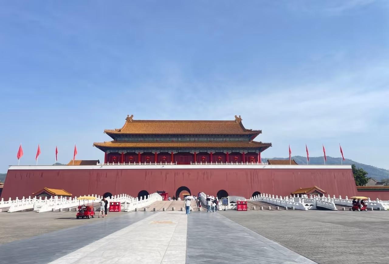 国内有个超神奇的地方，它有相似度极高的“天安门”，门票比真的贵，游客还超多。这就