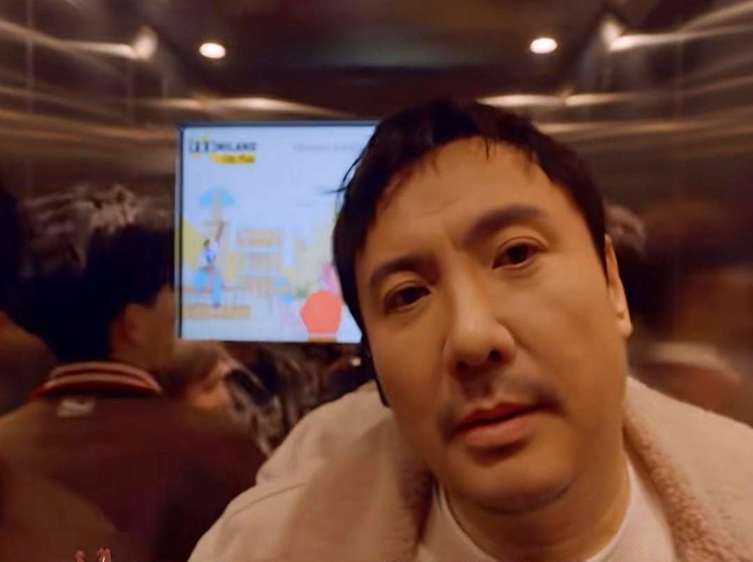 沈腾在综艺赛场上演了一出“以退为进”的控场大师课。当胡先煦那句“嘬会儿腮”的调