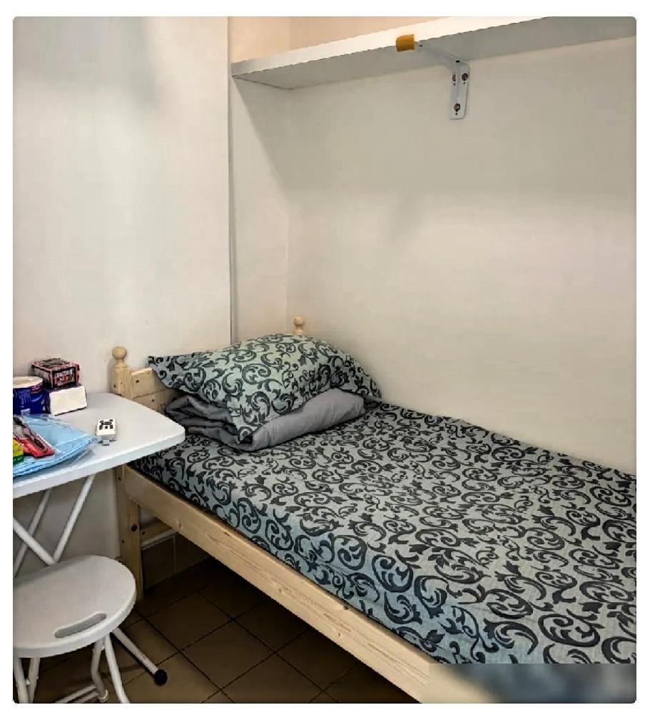 女儿叫我去深圳帮她带娃，我高高兴兴去了。到了才知道，她在隔壁楼给我租了个单间，白