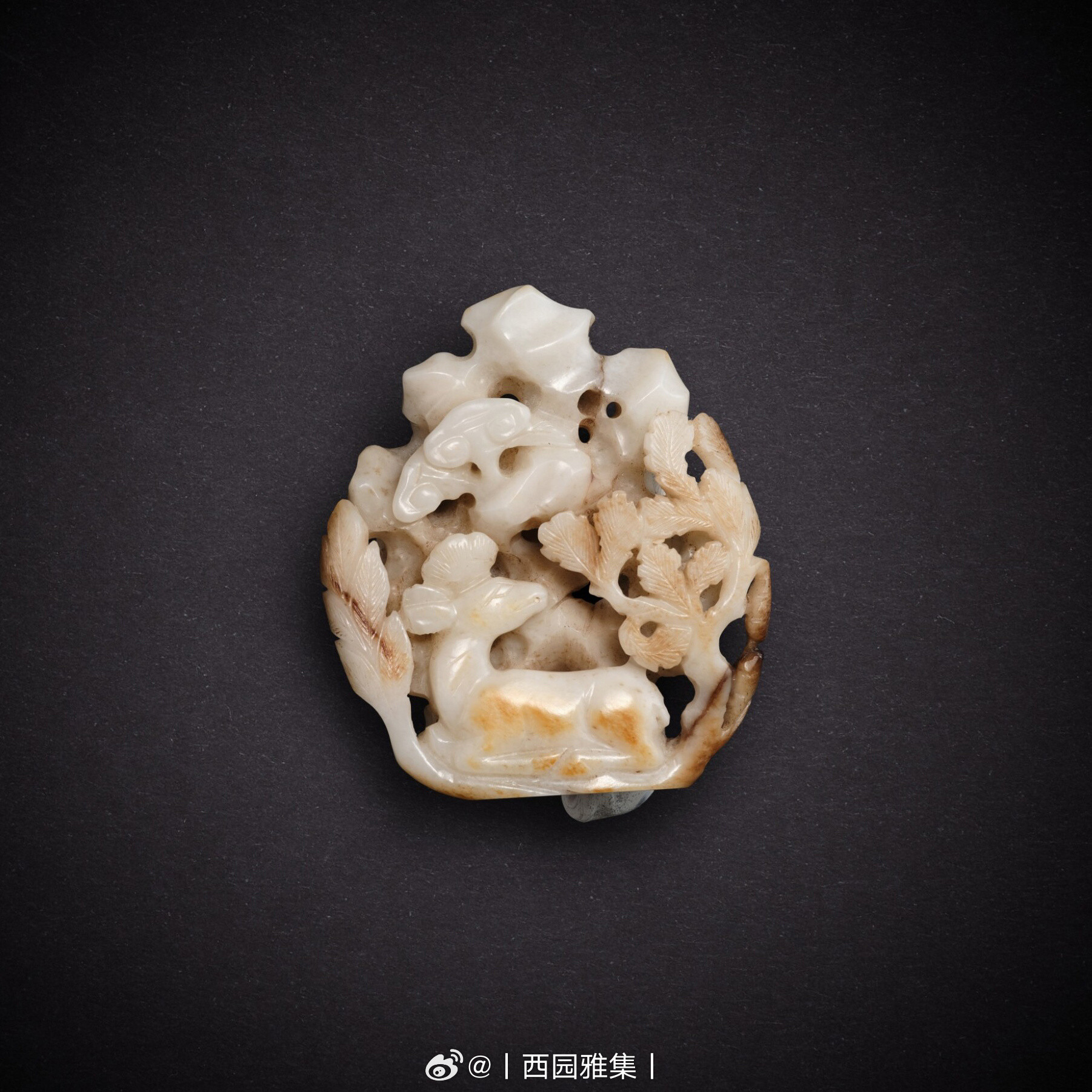 琳琅集|金白玉灵芝瑞鹿山子尺寸：h.7cm来源：苏富比2025年春拍《