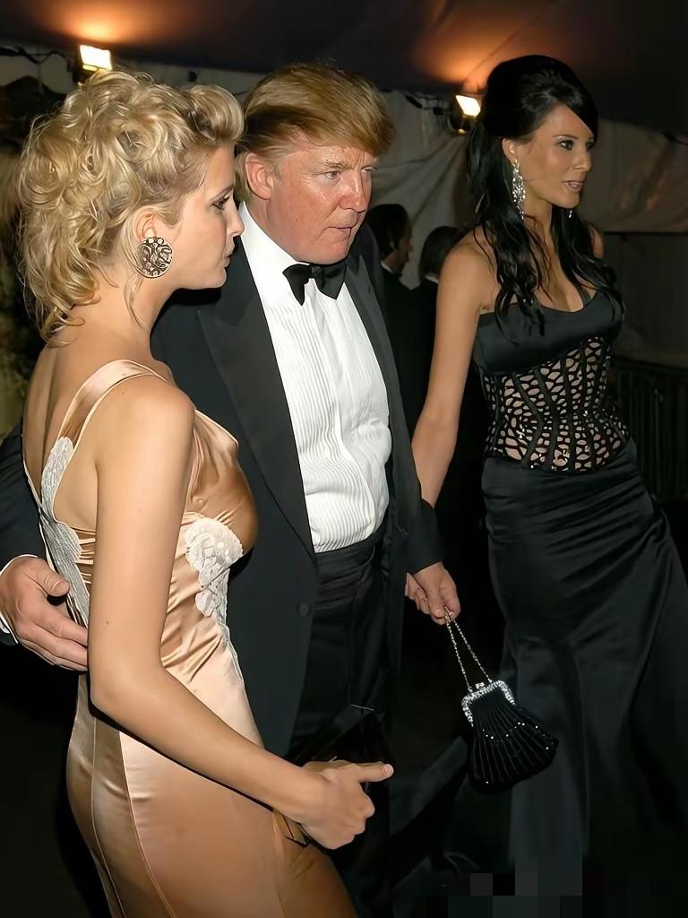 这张照片拍摄于2004年4月26日的纽约大都会时尚庆典活动，当晚对特朗普与梅拉尼