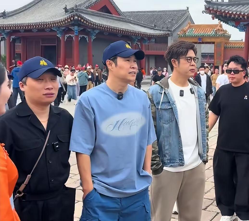 小沈阳现身沈阳故宫，本来没有人认出来，但是雇了三四个保镖清道，搞得场面很大，有网