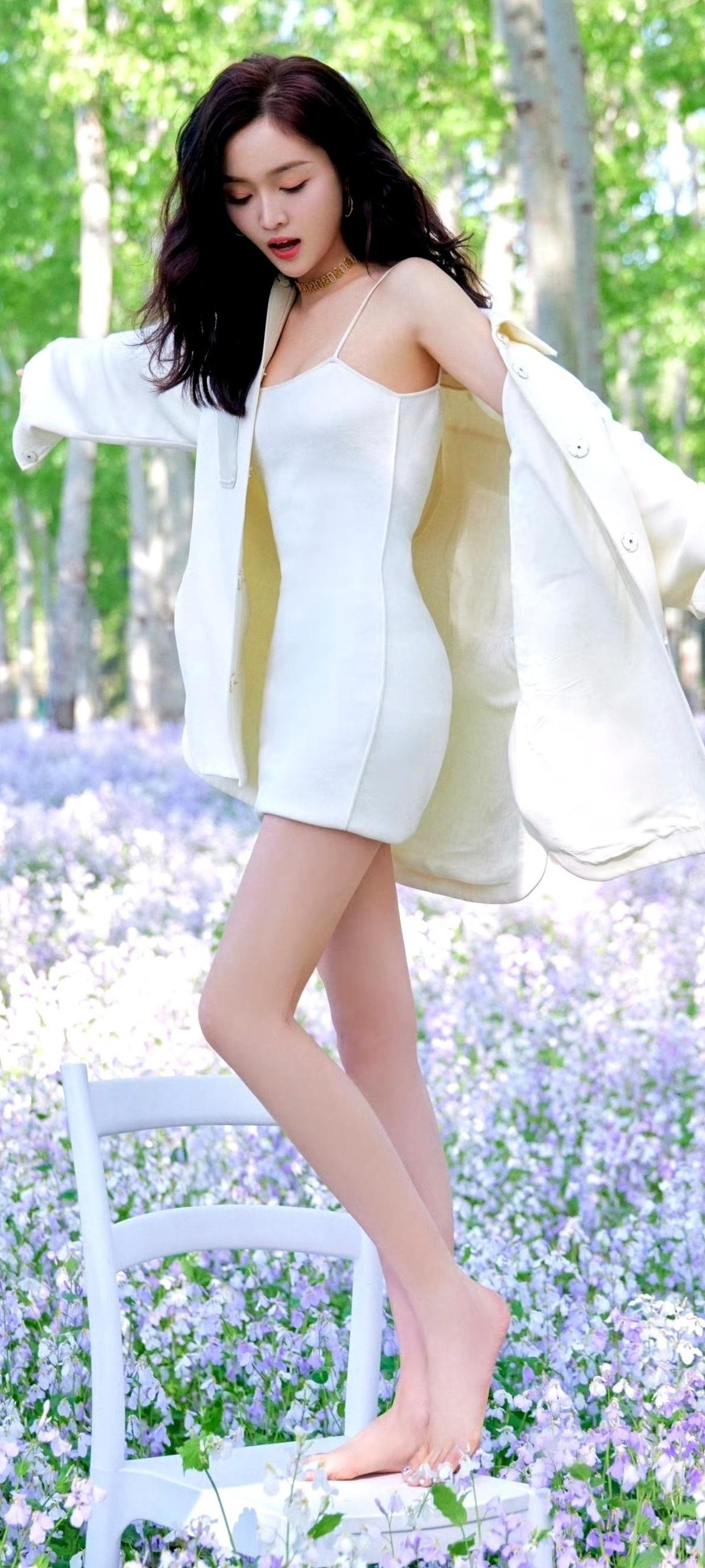 吴宣仪花海大片美到失语！白裙配卷发甜妹氛围感拉满！谁能拒绝花海中的吴宣仪啊！