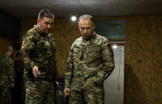 面对俄军在前线的进攻态势以及和平谈判陷入僵局，乌克兰武装部队总司令亚历山大·西尔