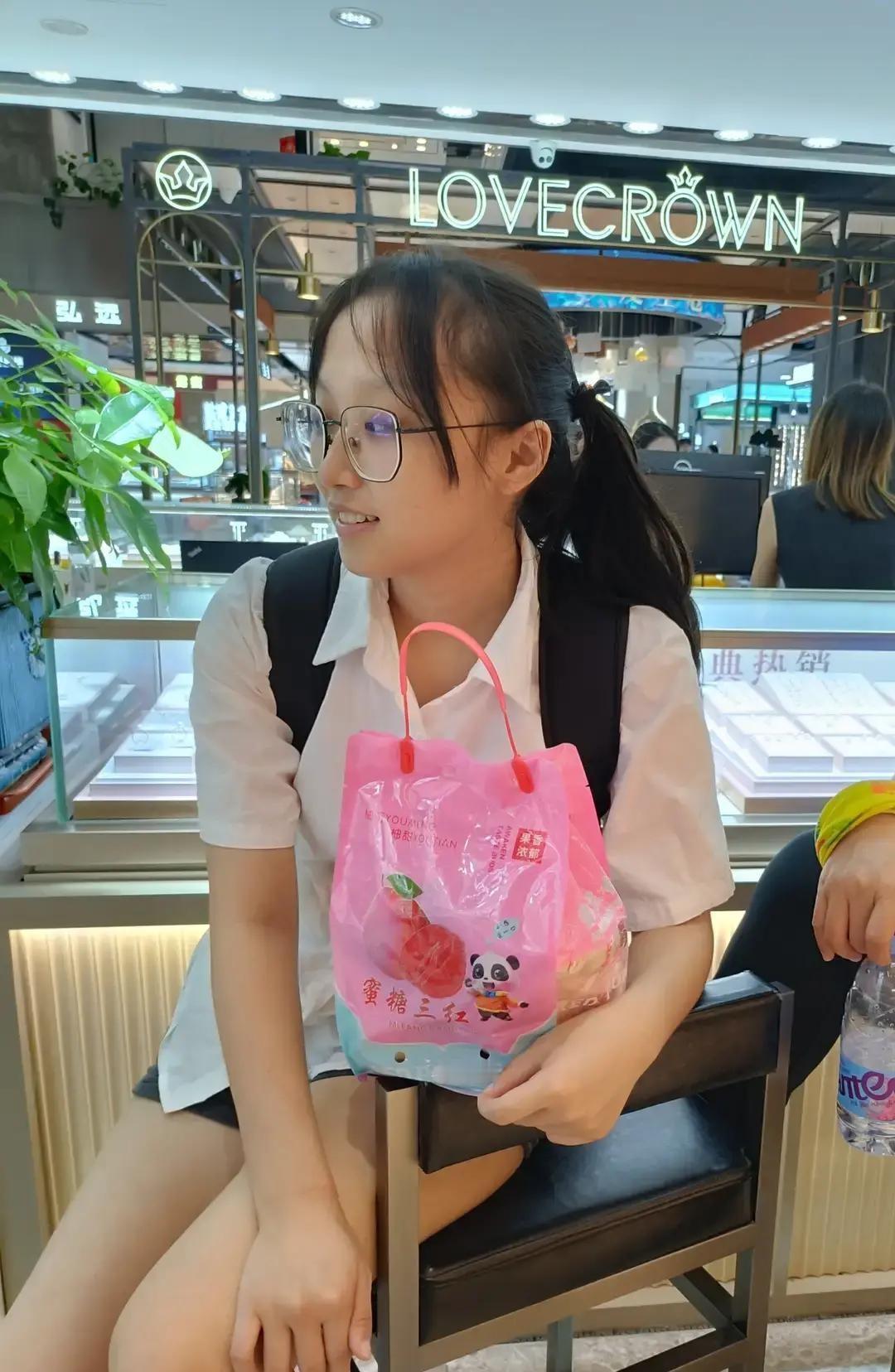 刷到个深圳女生拍视频说毕业半年找不到工作，她爸直接一句“去考个粤B牌跑滴滴吧”镜