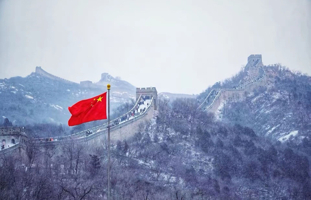 天高云淡，望断南飞雁。不到长城非好汉，屈指行程二万。六盘山上高峰，红旗漫卷西风。