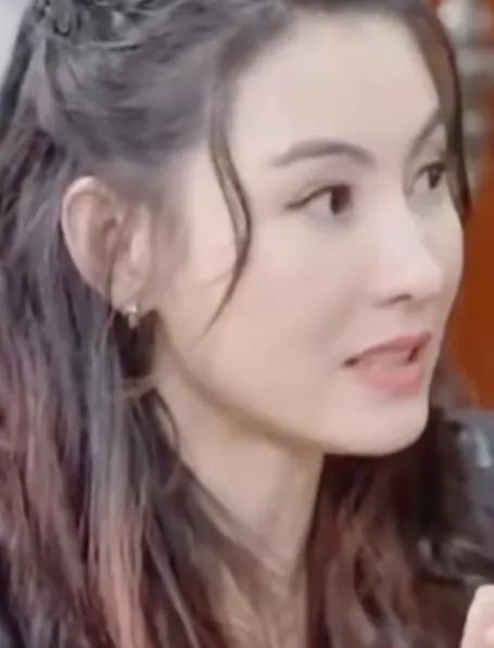 主持人露出了难以置信的表情，赞叹道：“真是令人钦佩！张柏芝的三个宝贝，竟从未发过