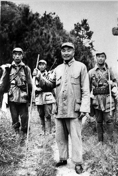 在漫长的革命战争年代，毛主席对刘伯承、徐向前两位元帅始终怀着格外的信任与体恤，很