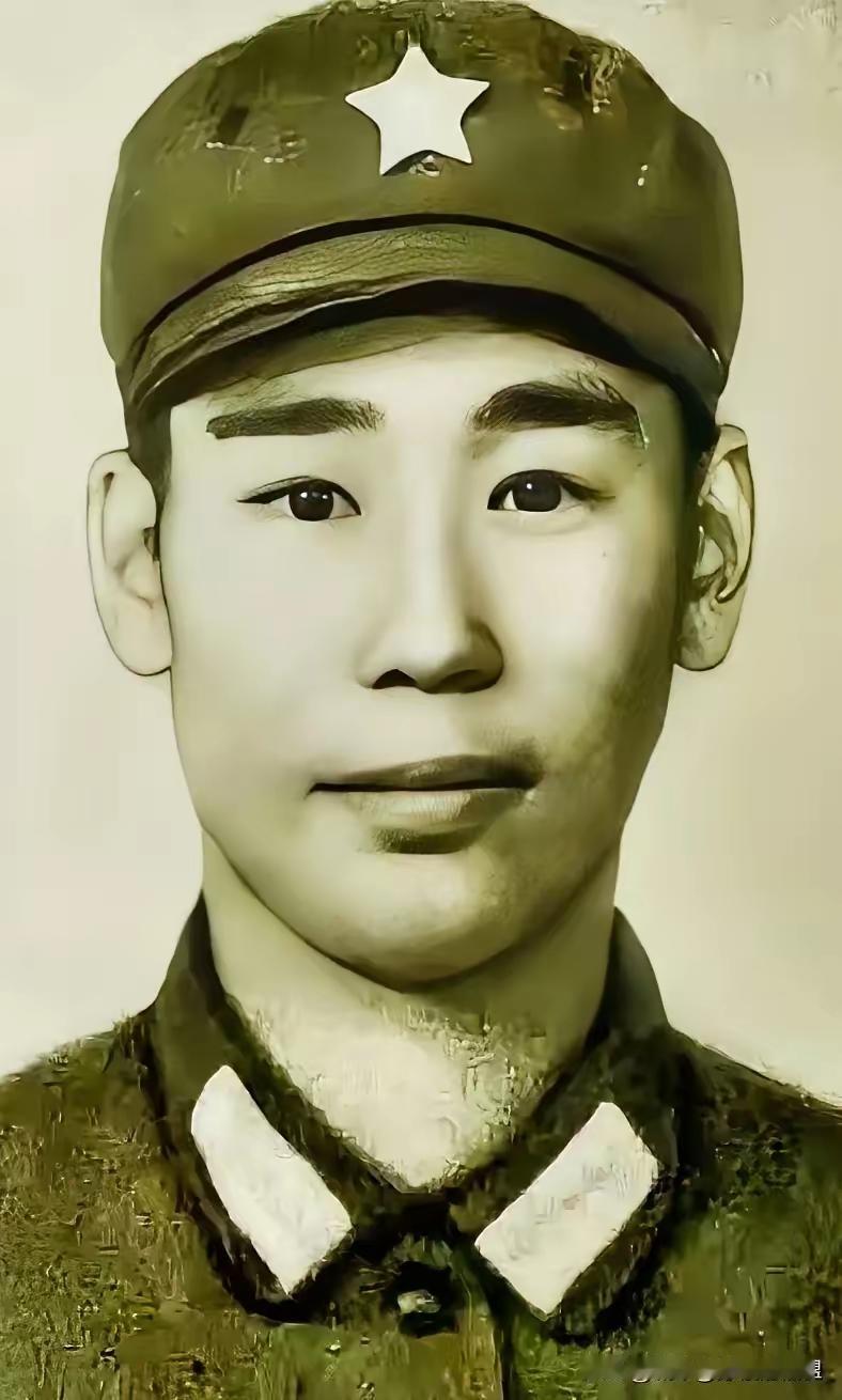 1979年2月，姜利民趁黑夜摸上越军阵地，越军没有发现他。谁知，他突然打开手电筒