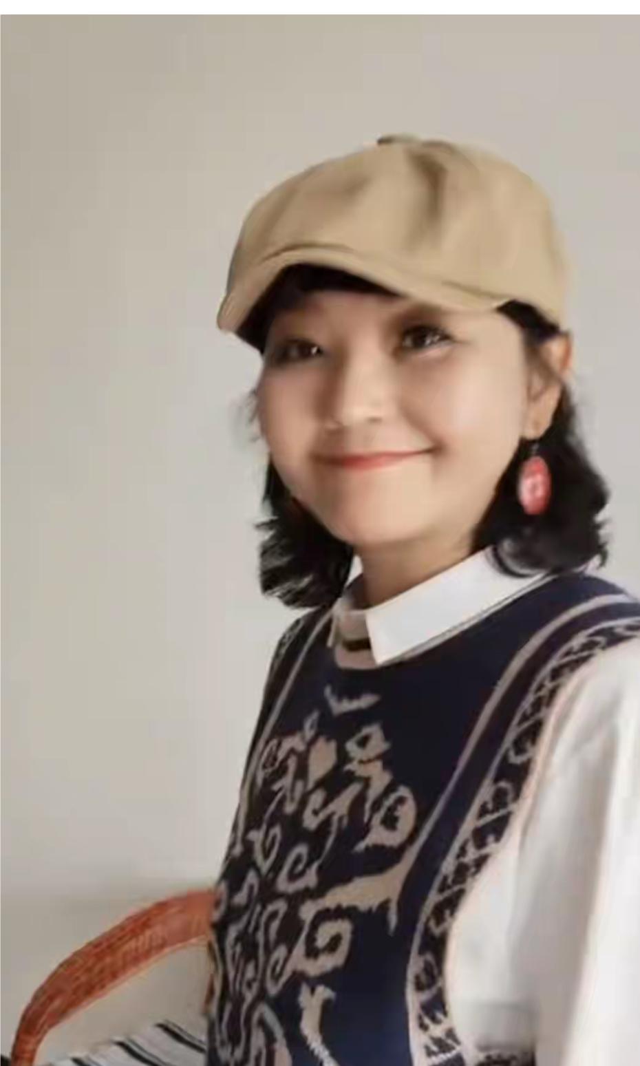 52岁的方琼，在河北石家庄行唐参加亲姨家的婚宴，被偶遇，她穿着一身简单的白衬衫搭