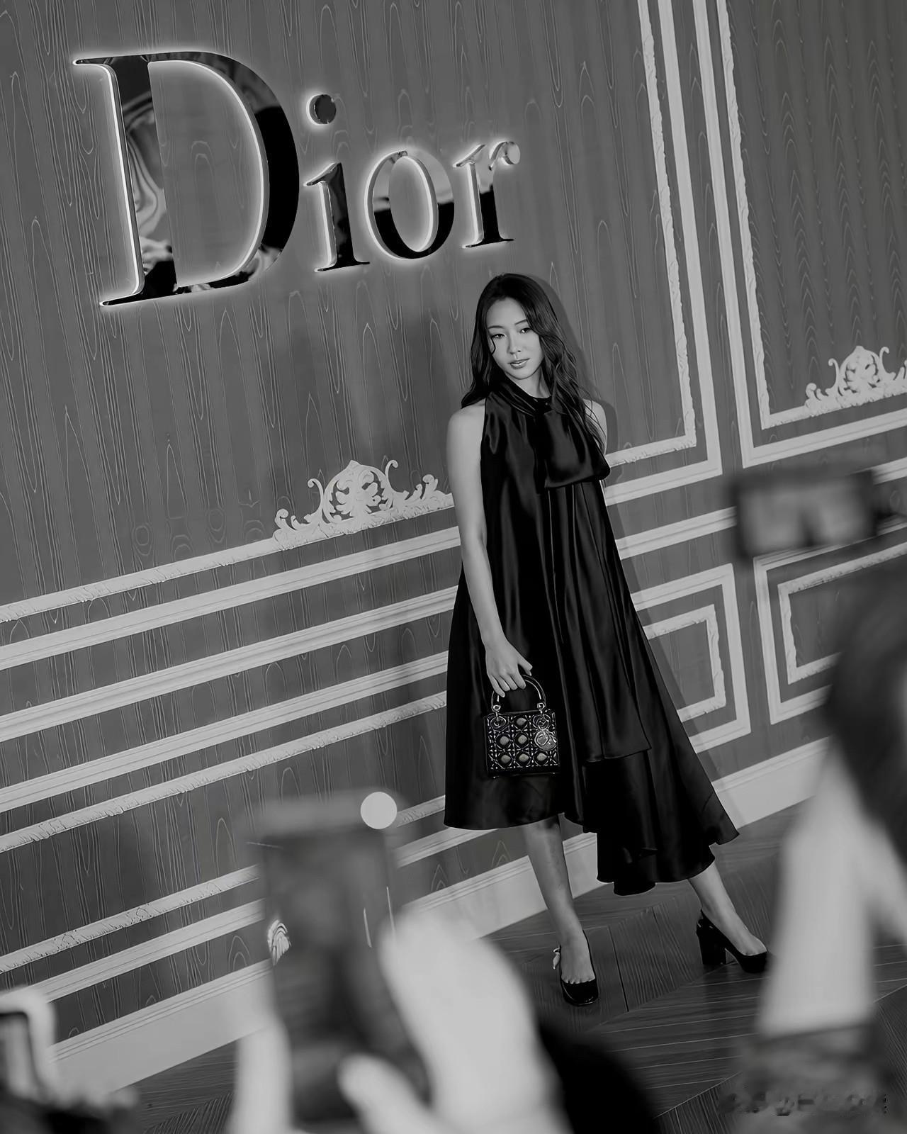 感觉小S在下一盘大棋果不其然就是这样想当年她姊妹仨大姐珍珍无意娱乐圈