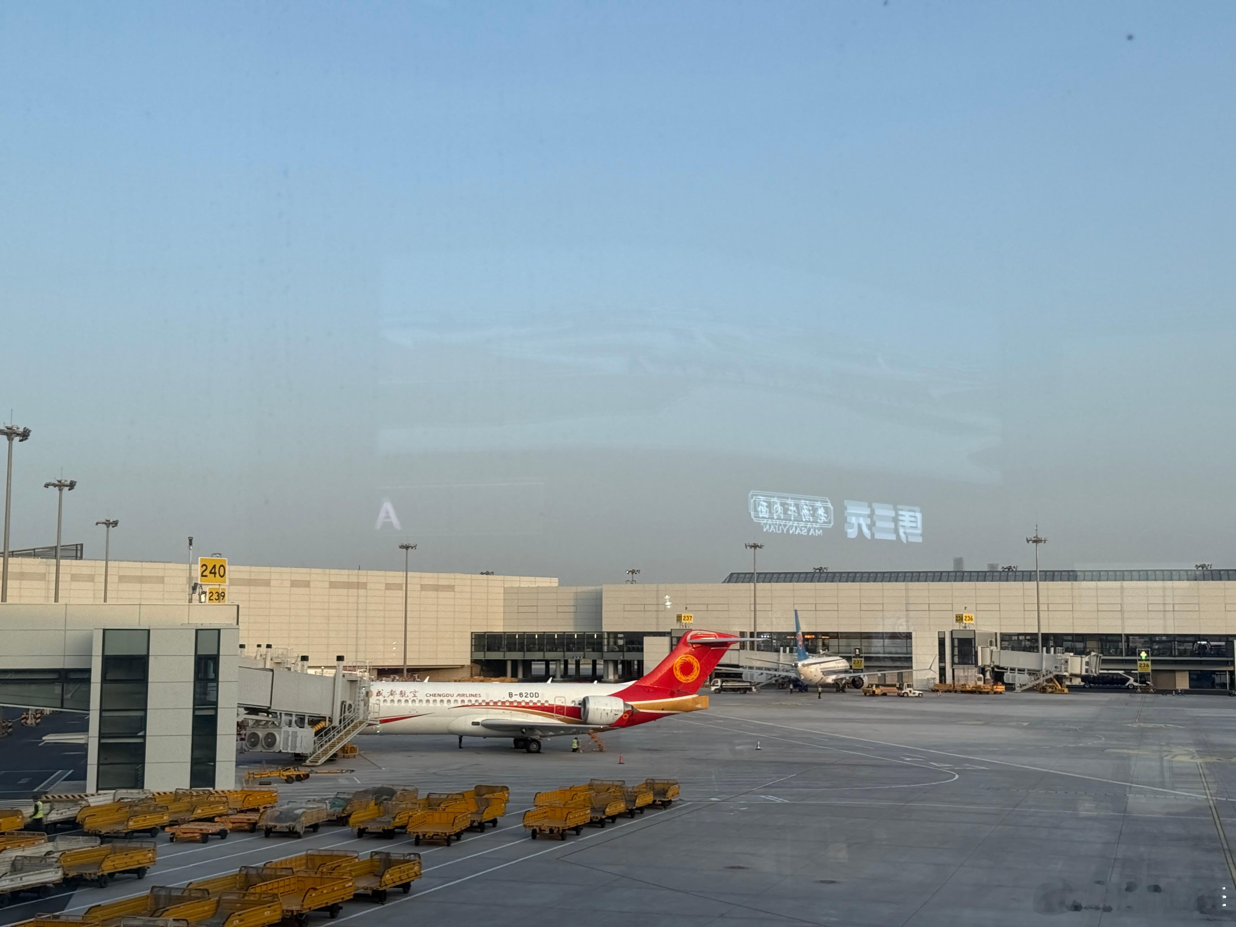 从上海去阿克苏在乌鲁木齐中转，上次来的时候这里还叫地窝堡pu新的航站楼确实很漂亮