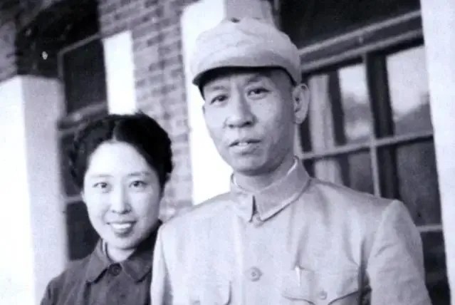 2006年，在刘少奇夫人王光美的追悼会上，两位突然出现的特殊客人，让在场所有人眉