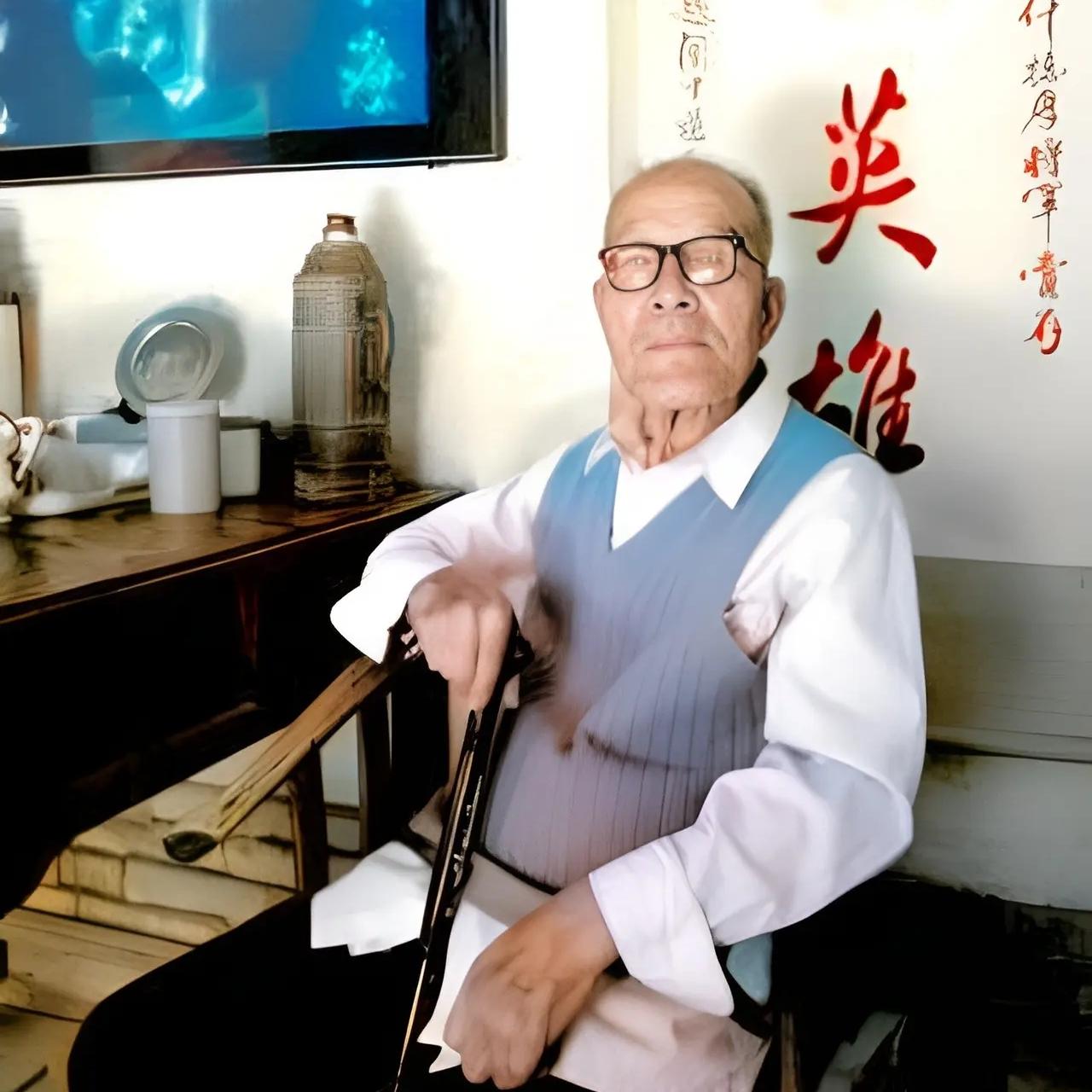 他是导致“太原起义”失败的国军将领仵德厚，这一张照片拍摄于2005年左右，当时的