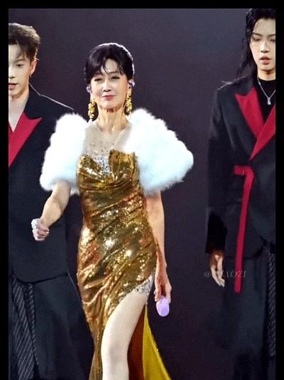 72岁穿10厘米高跟鞋，跳扫腿舞。这可不是标题党，医学报告都出来了，赵雅芝的