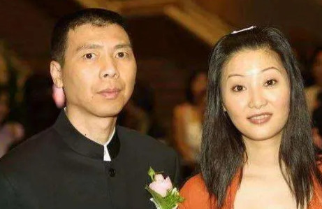 2000年，冯小刚的母亲瘫痪在床，冯小刚开着200万的豪车回家看望，姐姐冯小军哭