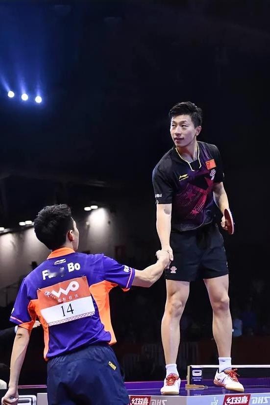 这个画面应该是马龙此生最想删除的图片，没有之一！照片上的他世乒赛夺冠后，整个