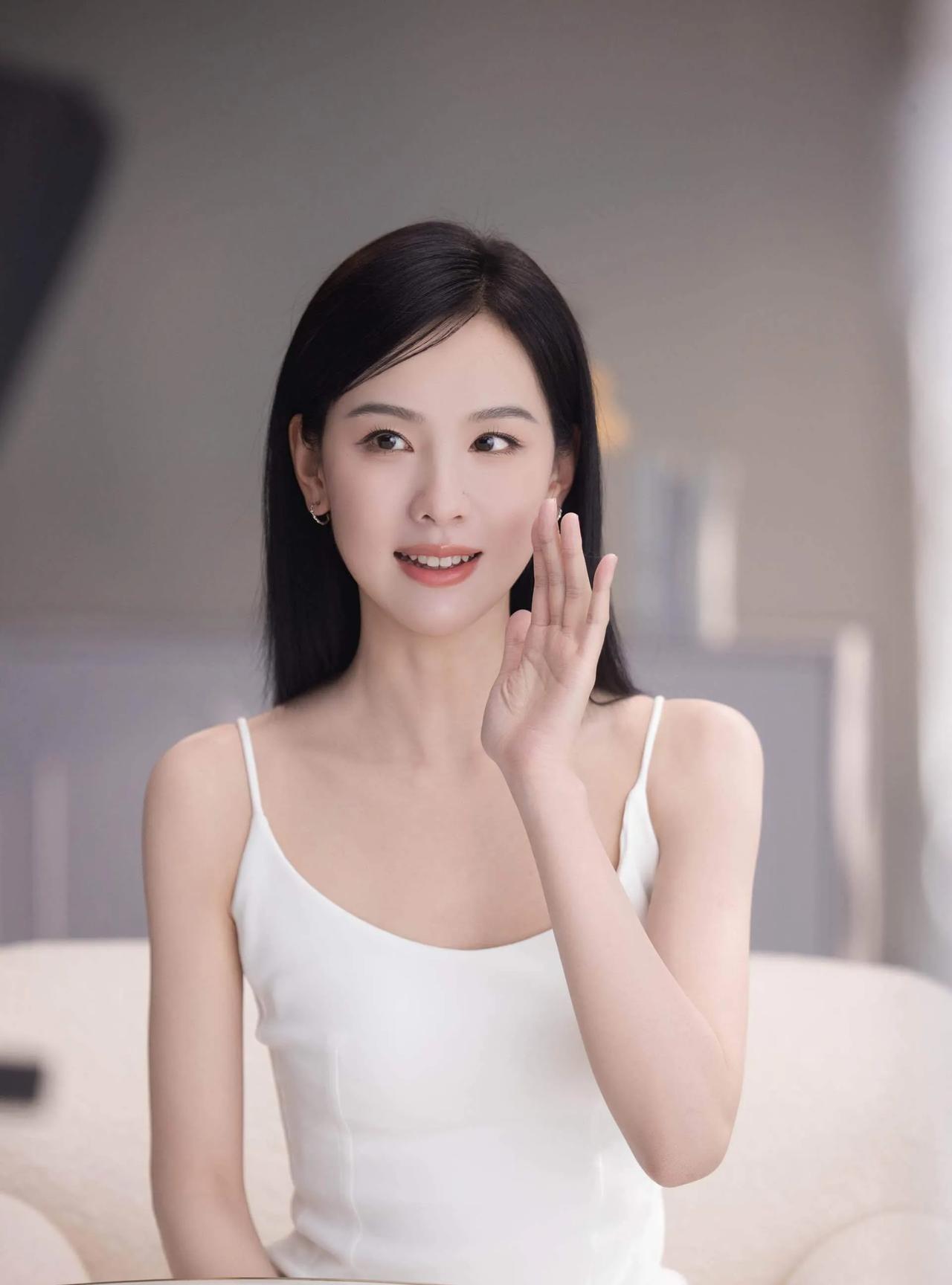#陈都灵#白吊带是慵懒午后的温柔注脚，而牛油果绿长裙一挥袖，就把巴洛克式的热烈穿