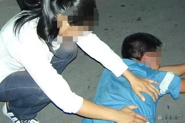 江苏无锡，12岁小学生放学后飞奔下楼，结果在楼道里摔了一跤，门牙磕到台阶上折断了