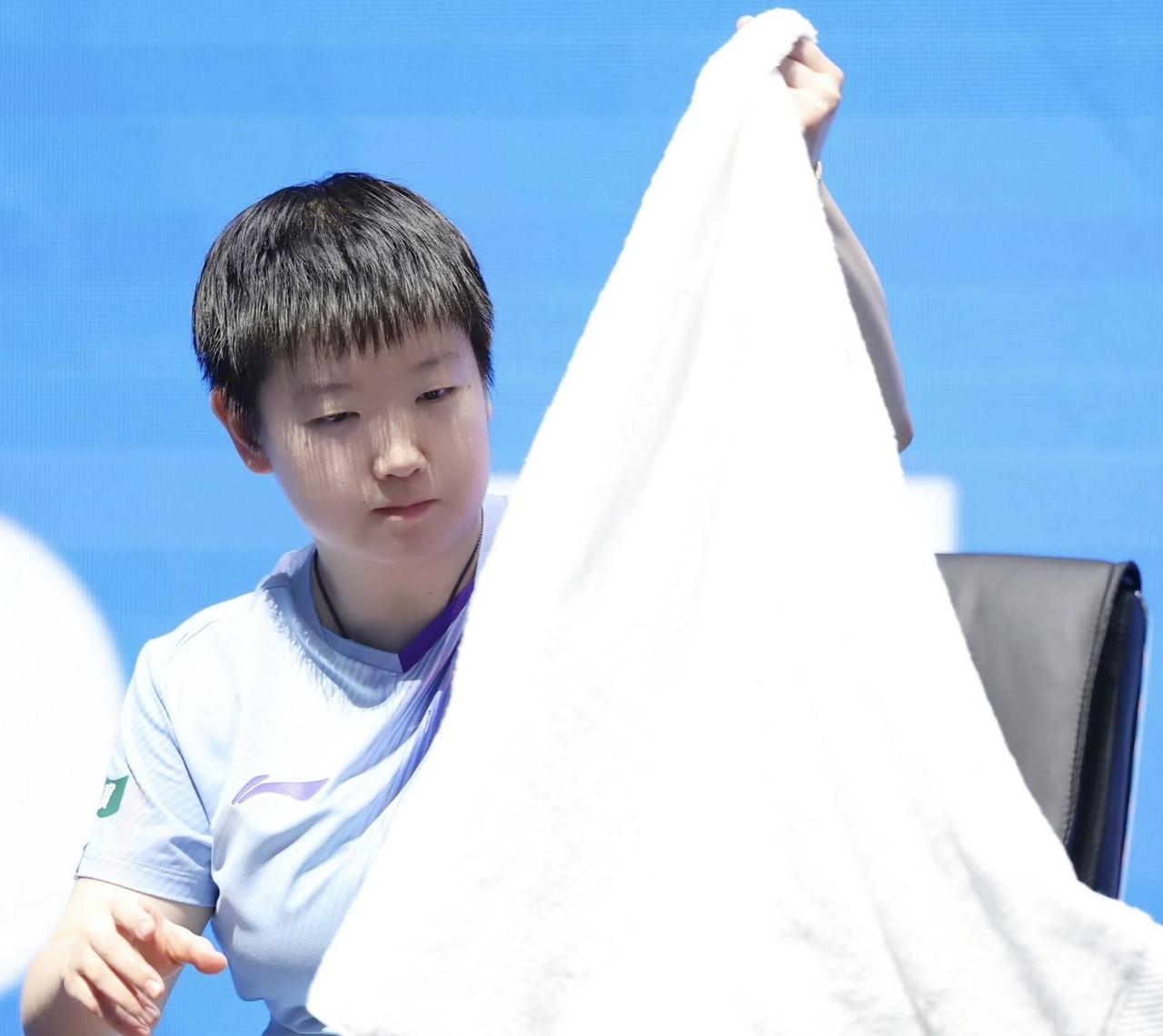 这次亚洲杯比赛在场上有一个细节我观察了很久，就是孙颖莎局间休息的时候，特